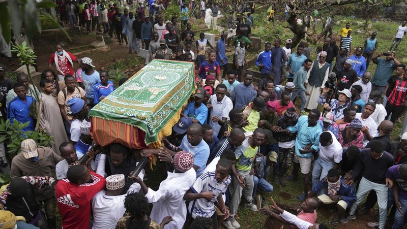 Puluhan orang tewas di Kenya usai mengikuti aksi demonstrasi berujung kekerasan, yang memprotes keputusan pemerintah menaikkan pajak. (AP Photo/Andrew Kasuku)
