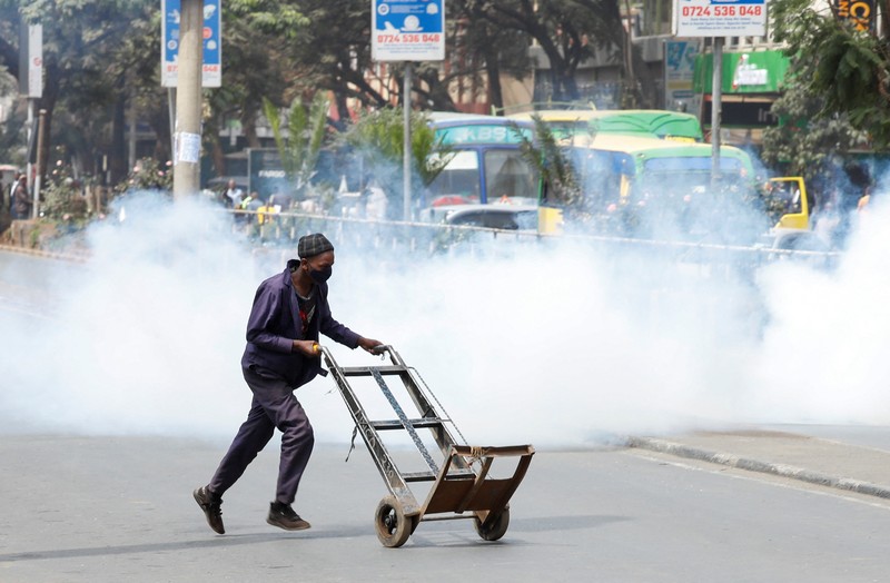 Puluhan orang tewas di Kenya usai mengikuti aksi demonstrasi berujung kekerasan, yang memprotes keputusan pemerintah menaikkan pajak. (AP Photo/Andrew Kasuku) Puluhan orang tewas di Kenya usai mengikuti aksi demonstrasi berujung kekerasan, yang memprotes keputusan pemerintah menaikkan pajak. (AP Photo/Andrew Kasuku)
