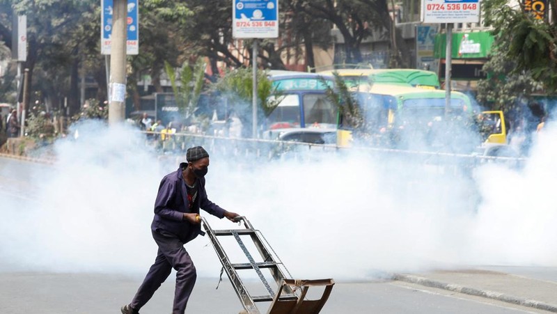Puluhan orang tewas di Kenya usai mengikuti aksi demonstrasi berujung kekerasan, yang memprotes keputusan pemerintah menaikkan pajak. (AP Photo/Andrew Kasuku)