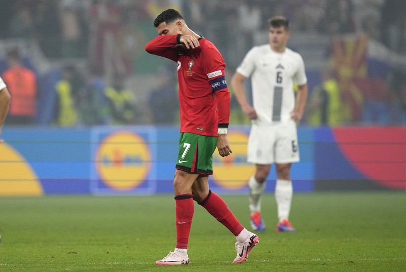 Reaksi pemain Portugal Cristiano Ronaldo setelah gagal mencetak penalti pada pertandingan babak enam belas besar antara Portugal dan Slovenia pada turnamen sepak bola Euro 2024 di Frankfurt, Jerman, Senin, 1 Juli 2024. Reaksi pemain Portugal Cristiano Ronaldo setelah gagal mencetak penalti pada pertandingan babak enam belas besar antara Portugal dan Slovenia pada turnamen sepak bola Euro 2024 di Frankfurt, Jerman, Senin, 1 Juli 2024. (AP Photo/Matthias Schrader)