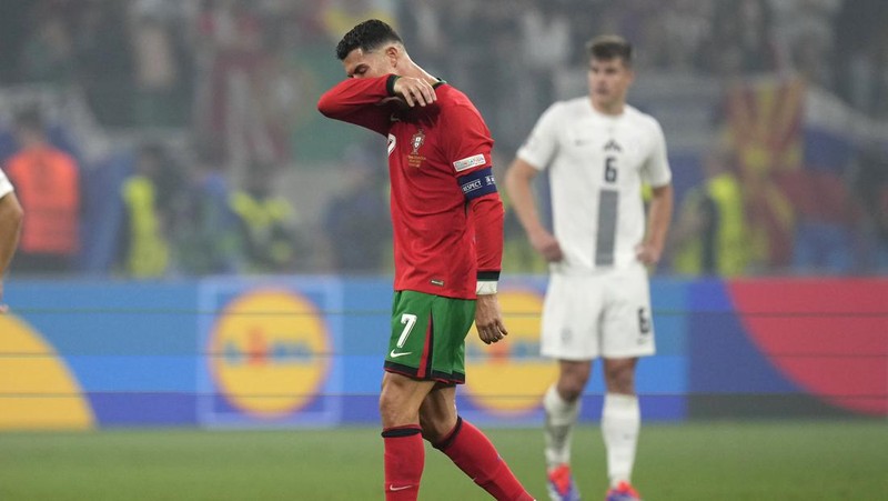 Reaksi pemain Portugal Cristiano Ronaldo setelah gagal mencetak penalti pada pertandingan babak enam belas besar antara Portugal dan Slovenia pada turnamen sepak bola Euro 2024 di Frankfurt, Jerman, Senin, 1 Juli 2024. (AP Photo/Matthias Schrader)