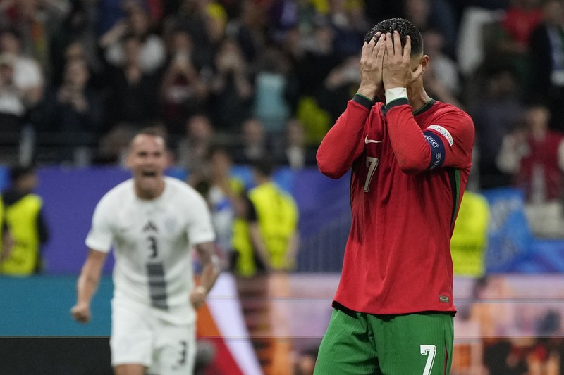 Reaksi pemain Portugal Cristiano Ronaldo setelah gagal mencetak penalti pada pertandingan babak enam belas besar antara Portugal dan Slovenia pada turnamen sepak bola Euro 2024 di Frankfurt, Jerman, Senin, 1 Juli 2024. Reaksi pemain Portugal Cristiano Ronaldo setelah gagal mencetak penalti pada pertandingan babak enam belas besar antara Portugal dan Slovenia pada turnamen sepak bola Euro 2024 di Frankfurt, Jerman, Senin, 1 Juli 2024. (AP Photo/Matthias Schrader)