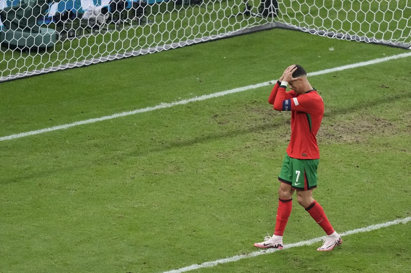 Reaksi pemain Portugal Cristiano Ronaldo setelah gagal mencetak penalti pada pertandingan babak enam belas besar antara Portugal dan Slovenia pada turnamen sepak bola Euro 2024 di Frankfurt, Jerman, Senin, 1 Juli 2024. Reaksi pemain Portugal Cristiano Ronaldo setelah gagal mencetak penalti pada pertandingan babak enam belas besar antara Portugal dan Slovenia pada turnamen sepak bola Euro 2024 di Frankfurt, Jerman, Senin, 1 Juli 2024. (AP Photo/Matthias Schrader)