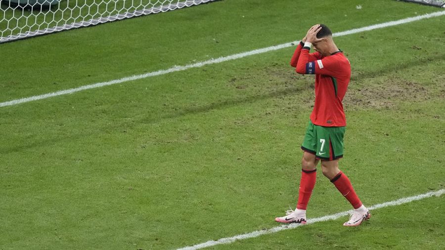 Reaksi pemain Portugal Cristiano Ronaldo setelah gagal mencetak penalti pada pertandingan babak enam belas besar antara Portugal dan Slovenia pada turnamen sepak bola Euro 2024 di Frankfurt, Jerman, Senin, 1 Juli 2024. (AP Photo/Matthias Schrader)