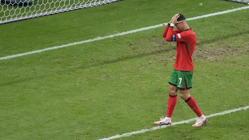 Reaksi pemain Portugal Cristiano Ronaldo setelah gagal mencetak penalti pada pertandingan babak enam belas besar antara Portugal dan Slovenia pada turnamen sepak bola Euro 2024 di Frankfurt, Jerman, Senin, 1 Juli 2024. (AP Photo/Matthias Schrader)