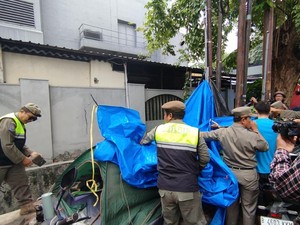 Satpol PP Bongkar Tenda Pengungsi WNA di Jalan Setiabudi Selatan