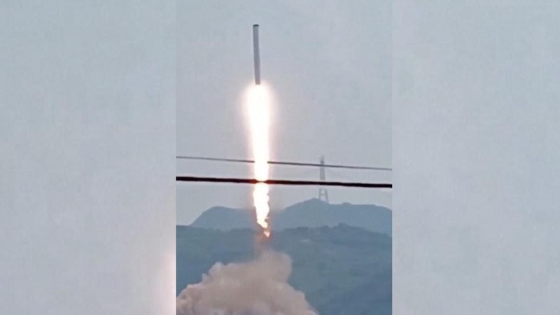 Rekaman saksi mata menunjukkan roket luar angkasa Tianlong-3 milik Tiongkok secara tidak sengaja lepas landas dan akhirnya jatuh.  Peristiwa tersebut dilaporkan terjadi pada Minggu (30/6/2024) di Gongqi, Provinsi Henan.  (Tangkapan layar video Reuters/)