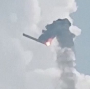 Detik-Detik Roket Jatuh di China, Picu Ledakan Besar