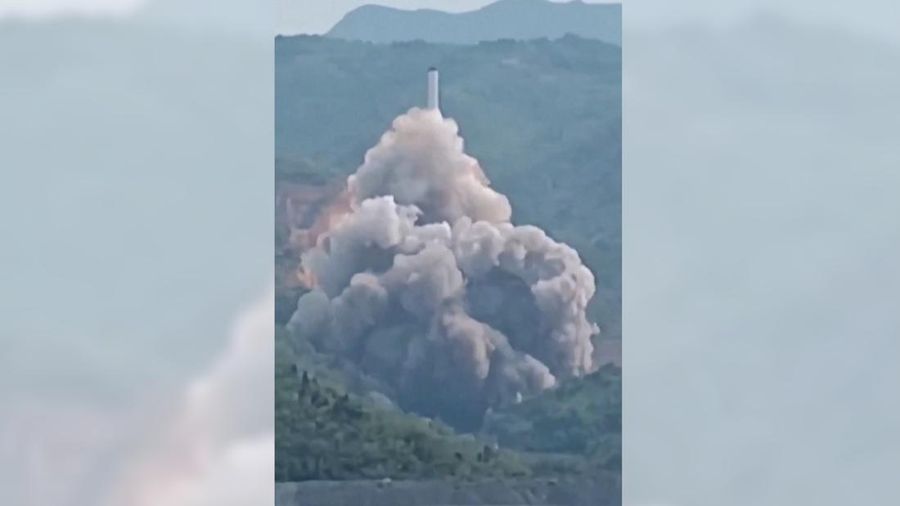 Sebuah rekaman saksi mata menunjukkan roket luar angkasa Tianlong-3 milik China tak sengaja lepas landas dan akhirnya jatuh. Dilaporkan peristiwa ini terjadi pada hari Minggu (30/6/2024) di Kota Gongyi, Provinsi Henan. (Tangkapan Layar Video Reuters/)