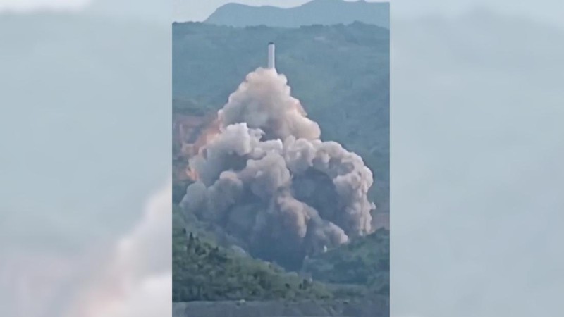 Detik-detik pendaratan roket di China, memicu ledakan dahsyat