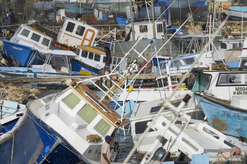 Mobil memasuki jalan yang dipenuhi puing-puing di lingkungan Hastings setelah Badai Beryl melintas di Bridgetown, Barbados 1 Juli 2024. (REUTERS/Nigel R Browne)