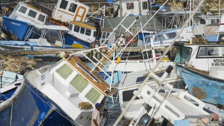 Seorang nelayan melihat kapal penangkap ikan yang rusak akibat Badai Beryl di Bridgetown Fisheries di Barbados, Senin, 1 Juli 2024. (AP Photo/Ricardo Mazalan)