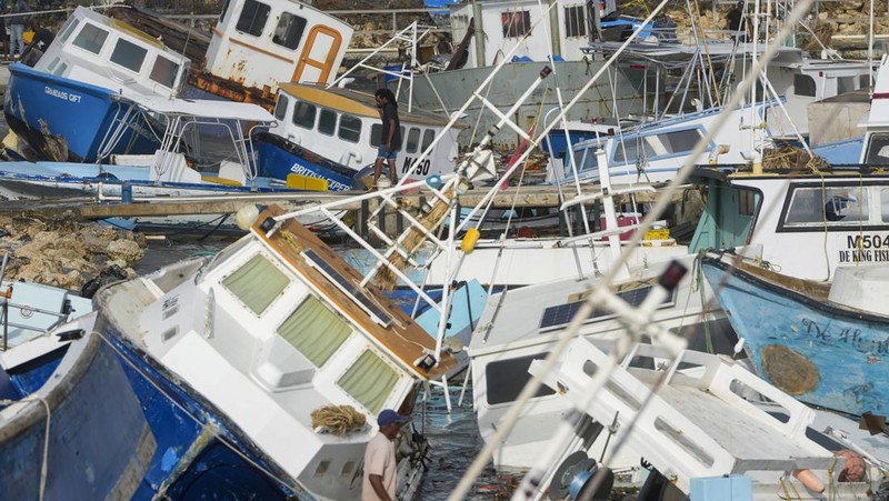 Mobil memasuki jalan yang dipenuhi puing-puing di lingkungan Hastings setelah Badai Beryl melintas di Bridgetown, Barbados 1 Juli 2024. (REUTERS/Nigel R Browne)