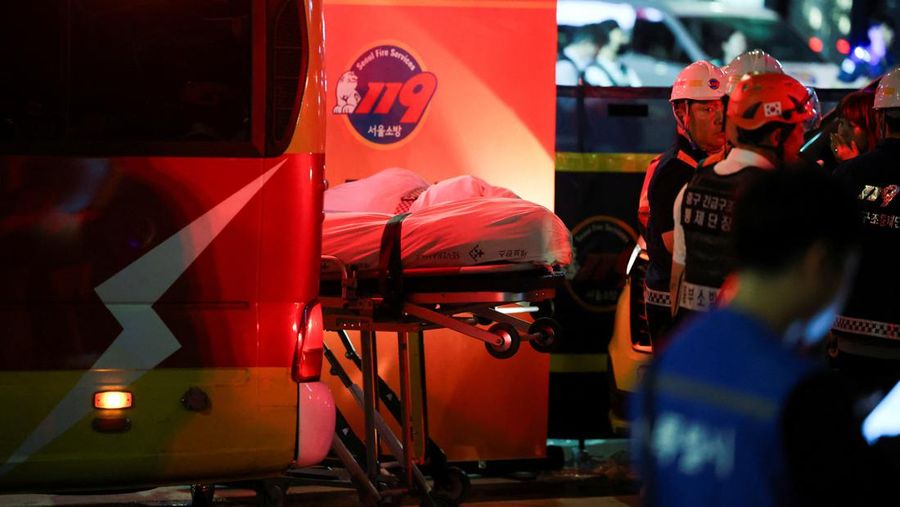 Polisi dan tim penyelamat berdiri di samping mobil yang terlibat dalam kecelakaan yang mengakibatkan beberapa orang tewas dan terluka di pusat kota Seoul, Korea Selatan 1 Juli 2024. (REUTERS/Kim Hong-Ji)