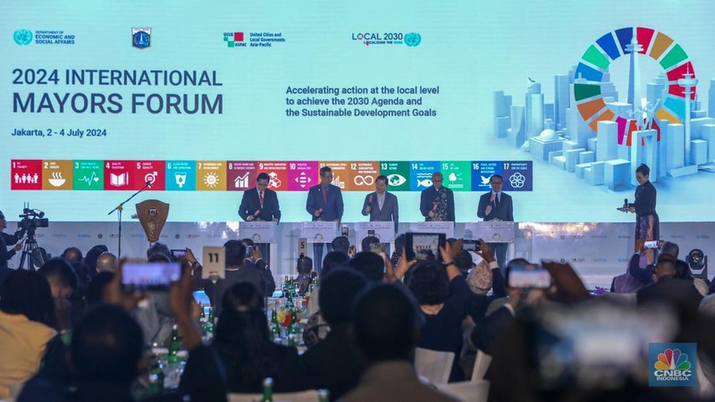PJ Gubernur DKI Jakarta, Heru Budi Hartono menyampaikan pemaparan saat pembukaan acara 2024 International Mayors Forum di Jakarta, Selasa (2/7/2024). (CNBC Indonesia/Faisal Rahman)