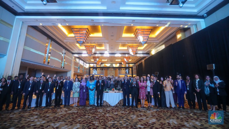 PJ Gubernur DKI Jakarta, Heru Budi Hartono menyampaikan pemaparan saat pembukaan acara 2024 International Mayors Forum di Jakarta, Selasa (2/7/2024). (CNBC Indonesia/Faisal Rahman)