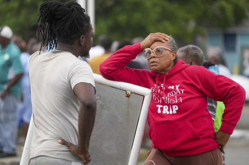 Mobil memasuki jalan yang dipenuhi puing-puing di lingkungan Hastings setelah Badai Beryl melintas di Bridgetown, Barbados 1 Juli 2024. (REUTERS/Nigel R Browne)