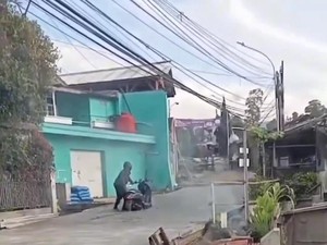 Nekat Terobos Jalan Dicor, Pemotor Ini Terjebak hingga Disoraki Warga