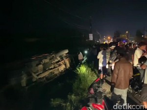 Truk Rem Blong Seruduk 3 Mobil di Turunan Flyover Kretek Paguyangan Brebes