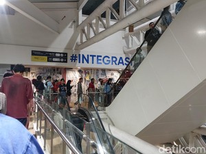 Antrean di Halte TransJ CSW Mengular hingga Eskalator Imbas Hujan Deras
