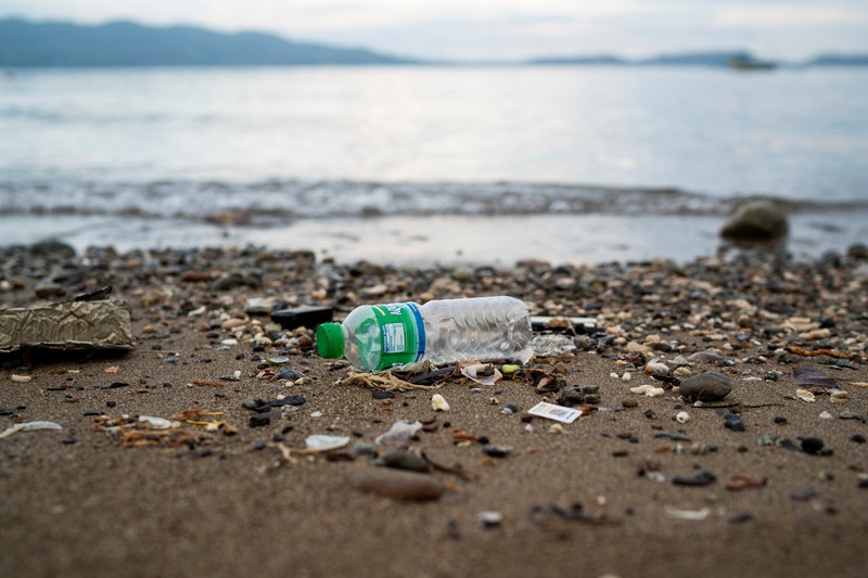 Orang-orang mengumpulkan sampah plastik di pantai saat program pembersihan pantai yang menyediakan beras kepada relawan sebagai imbalan atas sampah plastik, di Mabini, provinsi Batangas, Filipina, 15 Juni 2024. Orang-orang mengumpulkan sampah plastik di pantai saat program pembersihan pantai yang menyediakan beras kepada relawan sebagai imbalan atas sampah plastik, di Mabini, provinsi Batangas, Filipina, 15 Juni 2024. (REUTERS/Lisa Marie David)