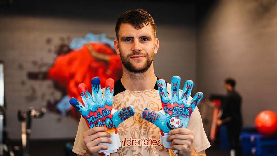Calon kiper Timnas Indonesia Maarten Paes terpilih ke daftar 30 pemain untuk MLS All-Stars 2024. Ia bakal setim dengan Lionel Messi hingga Luis Suarez. (Instagram @maartenpaes)
