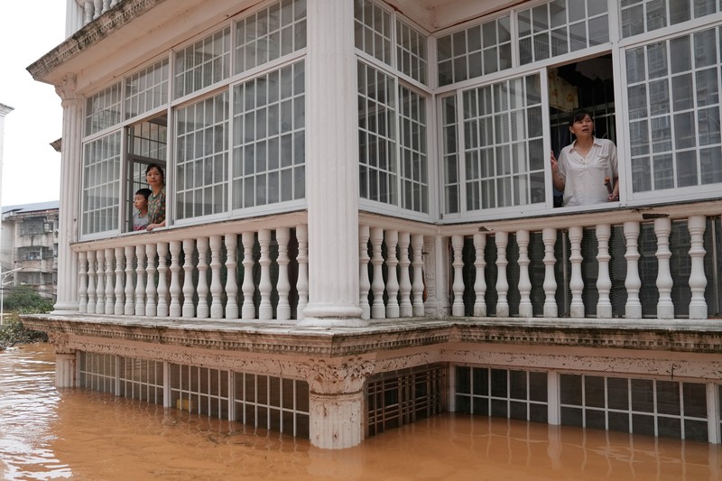 China bagian timur alami hujan badai hingga banjir, ratusan ribu orang mengungsi. (VIA REUTERS/Stringer)