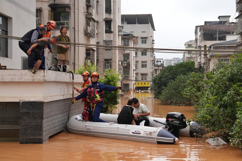 China bagian timur alami hujan badai hingga banjir, ratusan ribu orang mengungsi. (VIA REUTERS/Stringer)