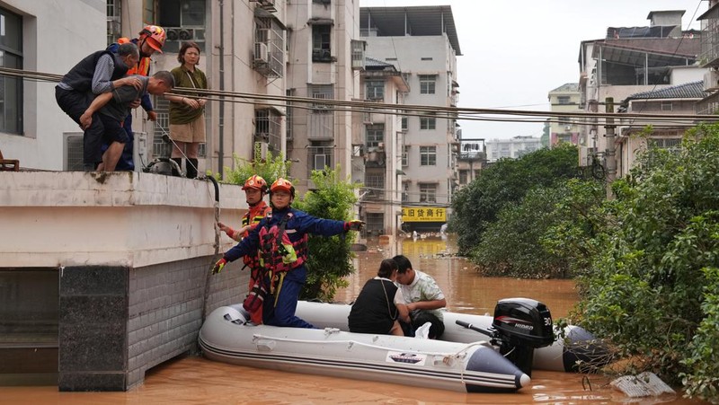 China bagian timur alami hujan badai hingga banjir, ratusan ribu orang mengungsi. (VIA REUTERS/Stringer)