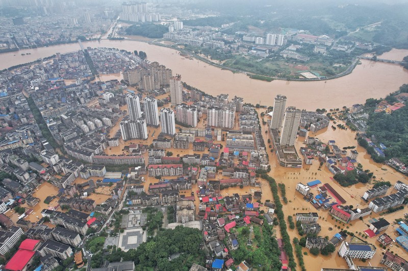 China bagian timur alami hujan badai hingga banjir, ratusan ribu orang mengungsi. (VIA REUTERS/Stringer)