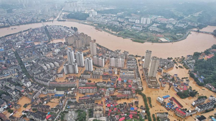 China bagian timur alami hujan badai hingga banjir, ratusan ribu orang mengungsi. (VIA REUTERS/Stringer)