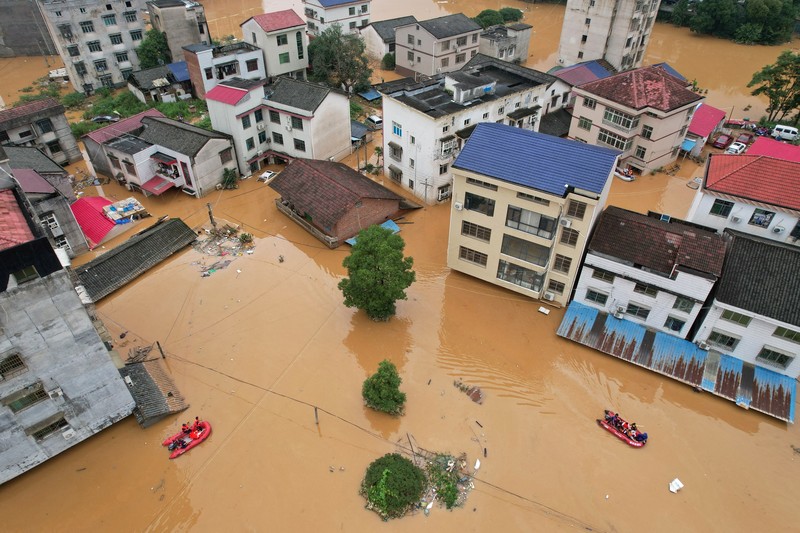China bagian timur alami hujan badai hingga banjir, ratusan ribu orang mengungsi. (VIA REUTERS/Stringer)