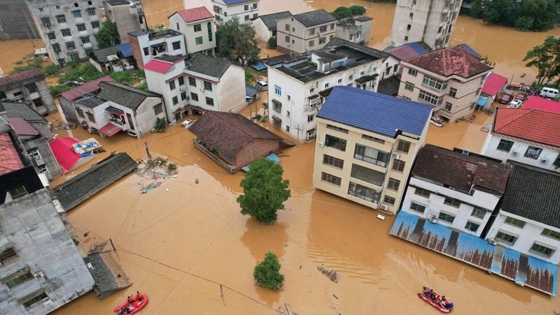 China bagian timur alami hujan badai hingga banjir, ratusan ribu orang mengungsi. (VIA REUTERS/Stringer)