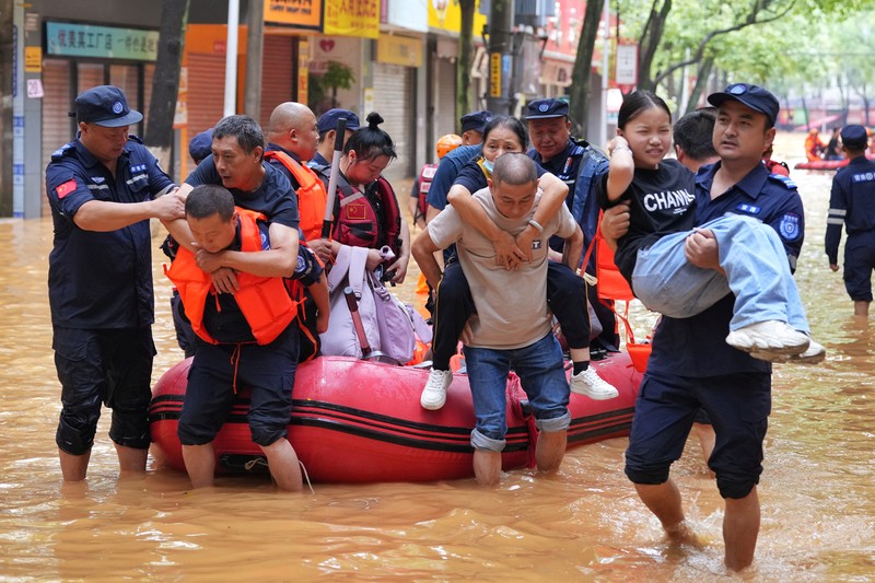 China bagian timur alami hujan badai hingga banjir, ratusan ribu orang mengungsi. (VIA REUTERS/Stringer)