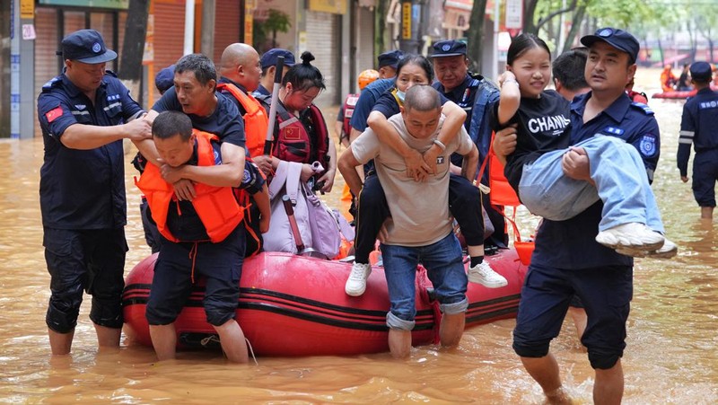 China bagian timur alami hujan badai hingga banjir, ratusan ribu orang mengungsi. (VIA REUTERS/Stringer)