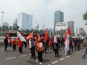 Demo Buruh di Patung Kuda, Lalin Jl Merdeka Barat Arah Istana Ditutup