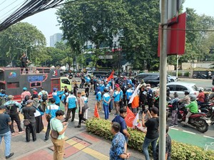 Geruduk Kemendag, Buruh Tekstil Blokir Jalan Minta Audiensi 20 Perwakilan