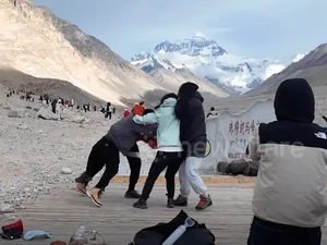Viral Turis China Adu Jotos di Gunung Everest, Masalahnya... Ya Elah