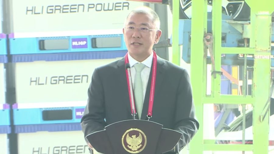 Executive Chairman Hyundai Motor Group, Euisun Chung saat memberikan sambutan dalam Peresmian Ekosistem Baterai dan Kendaraan Listrik Korea Selatan di Indonesia di Karawang New Industry City (KNIC), Karawang, Pada Rabu (3/7/2024). (Tangkapan Layar Youtube Kementerian Investasi - BKPM)