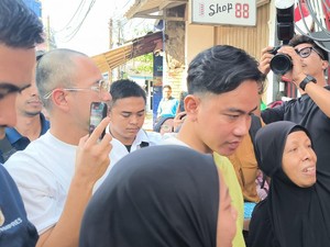 Gibran Bareng Raffi Ahmad Blusukan di Jaksel, Bagikan Buku dan Susu Gratis