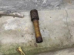 Uji Nyali! Nenek Ini Pakai Granat Buat Pukul Paku-Hancurkan Kacang