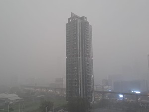 Jakarta Diguyur Hujan Deras Disertai Angin Kencang Sore Ini