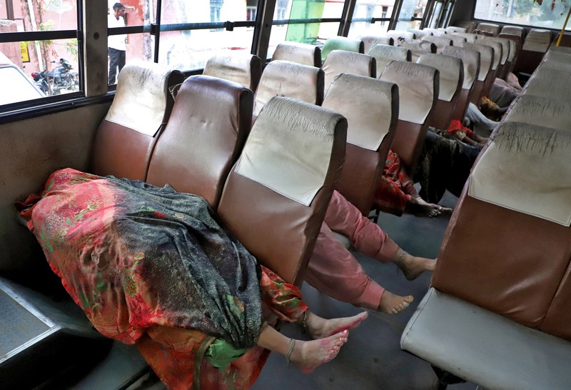 Wanita berduka di samping jenazah kerabatnya di luar rumah sakit Sikandrarao di distrik Hathras sekitar 350 kilometer (217 mil) barat daya Lucknow, India, Selasa, 2 Juli 2024. Wanita berduka di samping jenazah kerabatnya di luar rumah sakit Sikandrarao di distrik Hathras sekitar 350 kilometer (217 mil) barat daya Lucknow, India, Selasa, 2 Juli 2024. Sedikitnya 60 orang tewas dan banyak lainnya terluka setelah terinjak-injak di pertemuan keagamaan ribuan orang di India utara, kata para pejabat Selasa. (AP Photo/Manoj Aligadi)