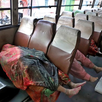 Detik-Detik 116 Orang Tewas Terinjak-injak, Mayat Berjejer di Bus
