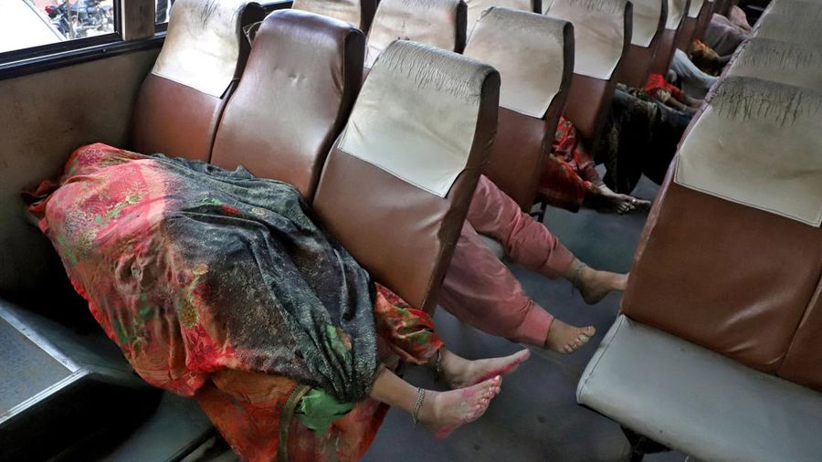 Jenazah korban terinjak-injak tergeletak di dalam kendaraan di luar rumah sakit di distrik Hathras di negara bagian utara Uttar Pradesh, India, 2 Juli 2024. (REUTERS/Stringer)