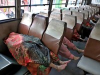 Detik-Detik 116 Orang Tewas Terinjak-injak, Mayat Berjejer di Bus