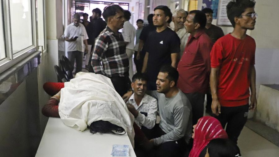 Wanita berduka di samping jenazah kerabatnya di luar rumah sakit Sikandrarao di distrik Hathras sekitar 350 kilometer (217 mil) barat daya Lucknow, India, Selasa, 2 Juli 2024. Sedikitnya 60 orang tewas dan banyak lainnya terluka setelah terinjak-injak di pertemuan keagamaan ribuan orang di India utara, kata para pejabat Selasa. (AP Photo/Manoj Aligadi)