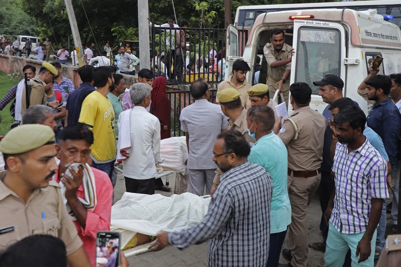 Wanita berduka di samping jenazah kerabatnya di luar rumah sakit Sikandrarao di distrik Hathras sekitar 350 kilometer (217 mil) barat daya Lucknow, India, Selasa, 2 Juli 2024. Wanita berduka di samping jenazah kerabatnya di luar rumah sakit Sikandrarao di distrik Hathras sekitar 350 kilometer (217 mil) barat daya Lucknow, India, Selasa, 2 Juli 2024. Sedikitnya 60 orang tewas dan banyak lainnya terluka setelah terinjak-injak di pertemuan keagamaan ribuan orang di India utara, kata para pejabat Selasa. (AP Photo/Manoj Aligadi)