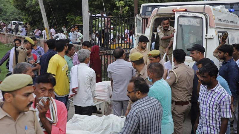 Wanita berduka di samping jenazah kerabatnya di luar rumah sakit Sikandrarao di distrik Hathras sekitar 350 kilometer (217 mil) barat daya Lucknow, India, Selasa, 2 Juli 2024. Sedikitnya 60 orang tewas dan banyak lainnya terluka setelah terinjak-injak di pertemuan keagamaan ribuan orang di India utara, kata para pejabat Selasa. (AP Photo/Manoj Aligadi)