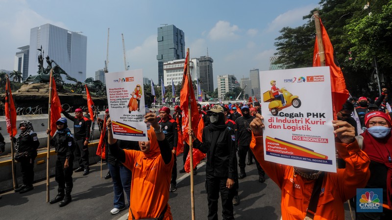 Massa buruh yang tergabung dalam Konfederasi Serikat Pekerja Indonesia (KSPI) melakukan unjuk rasa di kawasan Patung Kuda Arjuna Wijaya, Jalan Merdeka Barat, Jakarta, Rabu (3/7/2024). Massa buruh yang tergabung dalam Konfederasi Serikat Pekerja Indonesia (KSPI) melakukan unjuk rasa di kawasan Patung Kuda Arjuna Wijaya, Jalan Merdeka Barat, Jakarta, Rabu (3/7/2024). (CNBC Indonesia/Faisal Rahman)